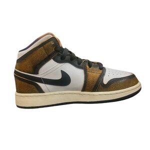Jordan - Boy - GS Air
Jordan 1 Mid SE - Black/ Taxi/White/Sail Size 4Y